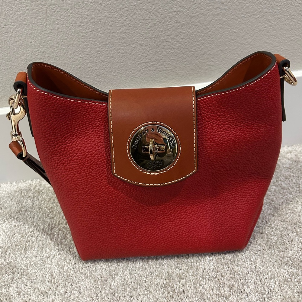 Dooney & Bourke Turnlock
Pebble LeatherSac